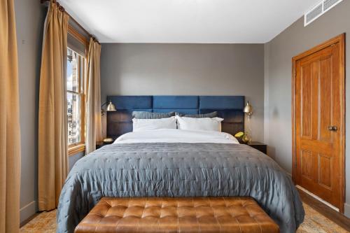 Suite con cama grande y balcón del hotel Blue Moon. Foto 6