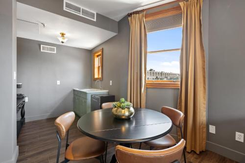 Suite con cama grande y balcón del hotel Blue Moon. Foto 7