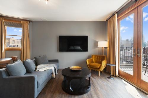 Suite con cama grande y balcón del hotel Blue Moon. Foto 9