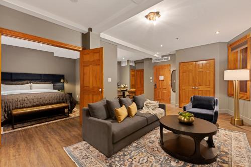 Suite Familiar con balcón del hotel Blue Moon. Foto 1