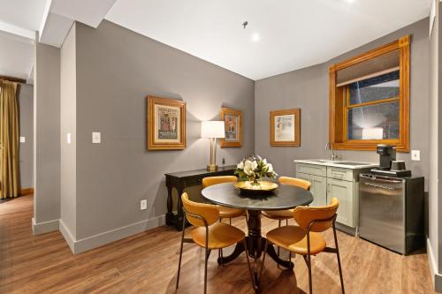 Suite Familiar con balcón del hotel Blue Moon. Foto 3