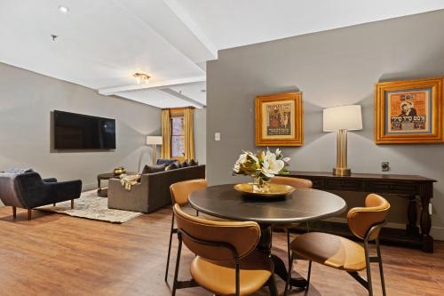 Suite Familiar con balcón del hotel Blue Moon. Foto 4