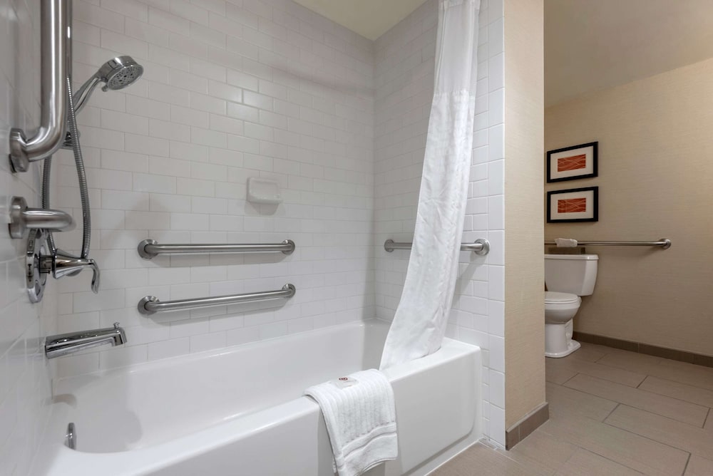 Habitación, 2 camas de matrimonio, accesible para personas con discapacidad, no fumadores del hotel Comfort Inn The Pointe. Foto 3