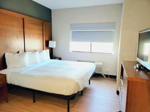 Habitación Deluxe con cama extragrande del hotel Extended Stay America Suites Buffalo