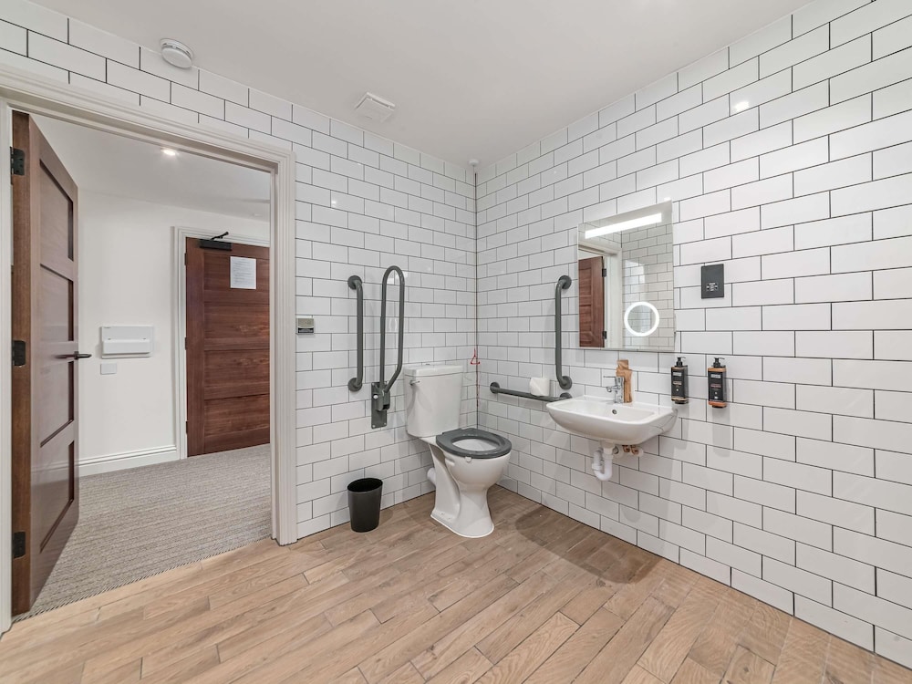 Apartamento Accesible con 1 cama doble - planta baja del hotel Mercure White Hart Salisbury. Foto 10