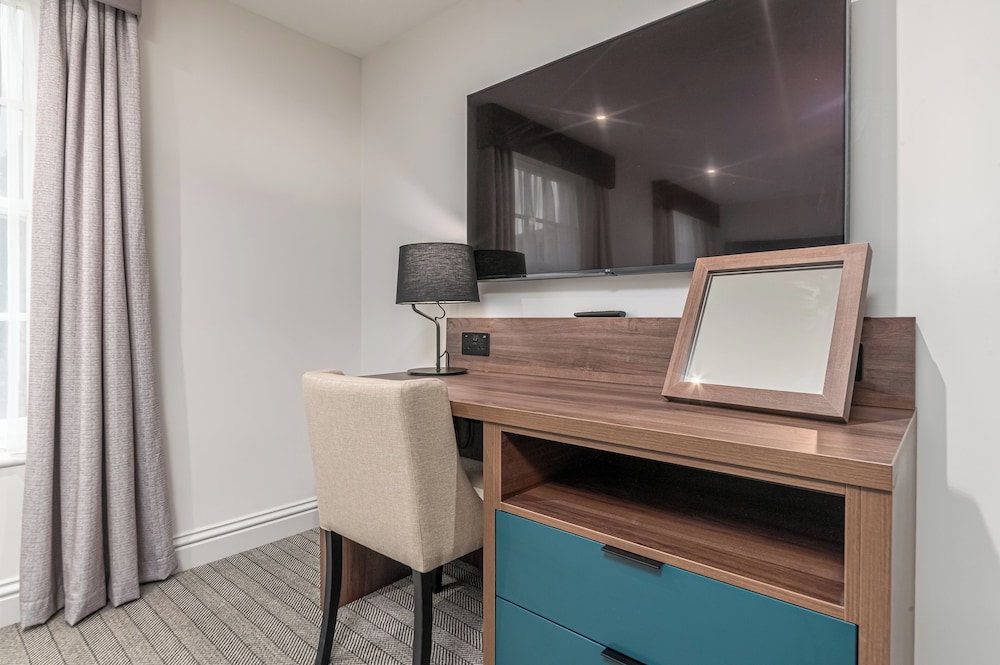 Apartamento Familiar con 1 cama doble y 1 sofá - cama del hotel Mercure White Hart Salisbury. Foto 3