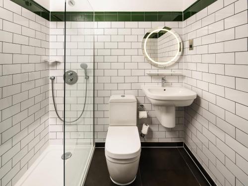 Habitación Doble con balcón del hotel ibis Styles London Gloucester Road. Foto 1