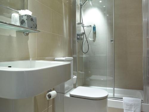 Habitación doble con balcón del hotel ibis Styles London Gloucester Road. Foto 4