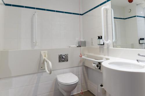 Habitación Doble Deluxe con vistas y adaptada para personas de movilidad reducida del hotel DoubleTree By Hilton London Excel. Foto 1