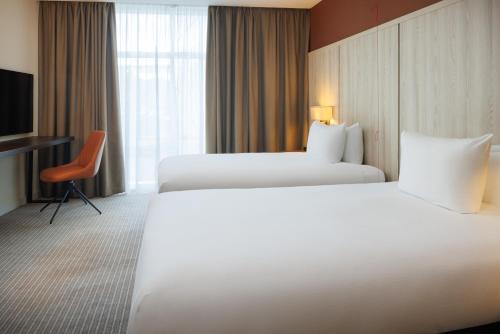 Habitación Doble Deluxe con vistas y adaptada para personas de movilidad reducida del hotel DoubleTree By Hilton London Excel. Foto 2