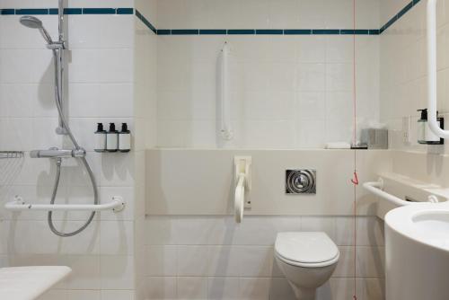 Habitación Doble Deluxe con vistas y adaptada para personas de movilidad reducida del hotel DoubleTree By Hilton London Excel. Foto 4