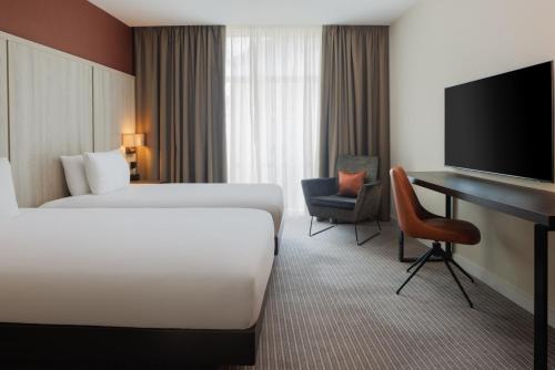 Habitación Doble Deluxe con vistas - 2 camas del hotel DoubleTree By Hilton London Excel. Foto 2