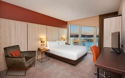 Habitación Deluxe con cama grande y vistas del hotel DoubleTree By Hilton London Excel