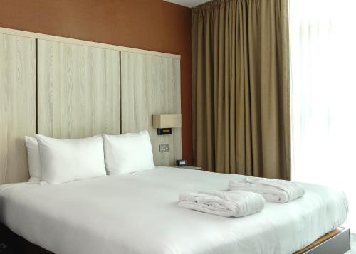 Habitación Deluxe con cama grande y vistas del hotel DoubleTree By Hilton London Excel. Foto 1