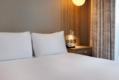 Habitación adaptada para personas de movilidad reducida - 1 cama grande del hotel DoubleTree By Hilton London Excel. Foto 2