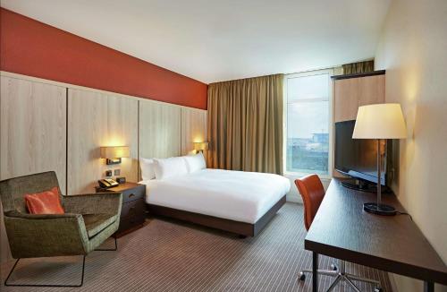 Habitación Deluxe con cama grande, balcón y vistas del hotel DoubleTree By Hilton London Excel