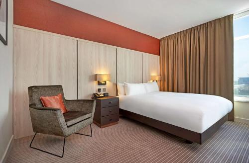Habitación con cama grande del hotel DoubleTree By Hilton London Excel. Foto 2