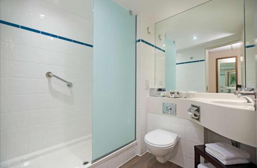 Habitación con cama grande del hotel DoubleTree By Hilton London Excel. Foto 3