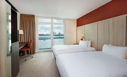 Habitación Doble Deluxe con vistas - 2 camas del hotel DoubleTree By Hilton London Excel. Foto 4