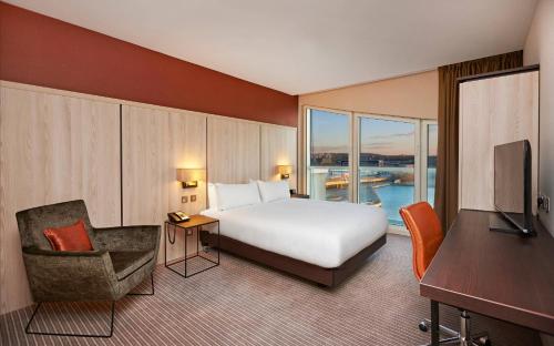 Habitación Doble Deluxe con vistas - 1 cama grande del hotel DoubleTree By Hilton London Excel. Foto 3