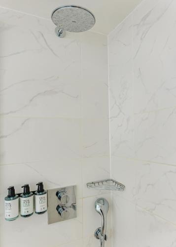 Habitación Deluxe con cama grande, balcón y vistas del hotel DoubleTree By Hilton London Excel. Foto 1