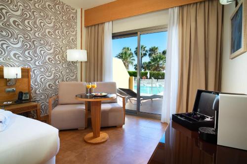 Habitación Doble con acceso directo a la piscina del hotel Elba Costa Ballena Beach and Thalasso Resort