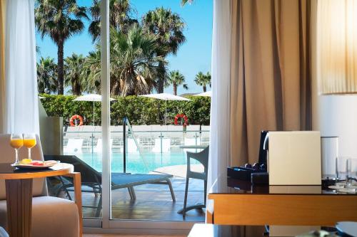 Habitación Doble con acceso directo a la piscina del hotel Elba Costa Ballena Beach and Thalasso Resort. Foto 4