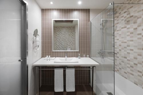 Habitación Doble Deluxe del hotel Elba Costa Ballena Beach and Thalasso Resort. Foto 2