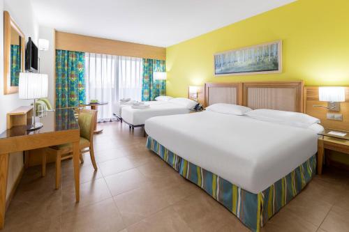 Habitación Familiar del hotel Elba Costa Ballena Beach and Thalasso Resort. Foto 3