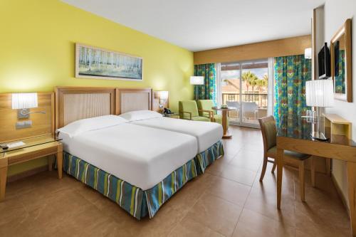 Habitación Familiar Superior del hotel Elba Costa Ballena Beach and Thalasso Resort. Foto 1