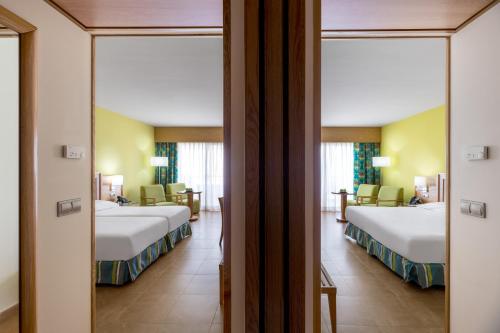 Habitación Familiar Superior del hotel Elba Costa Ballena Beach and Thalasso Resort. Foto 7