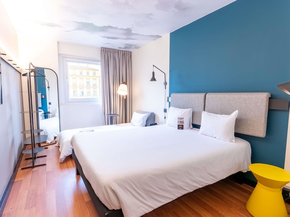 Habitación superior, 1 cama doble con sofá cama del hotel Ibis Malaga Centro Ciudad. Foto 1