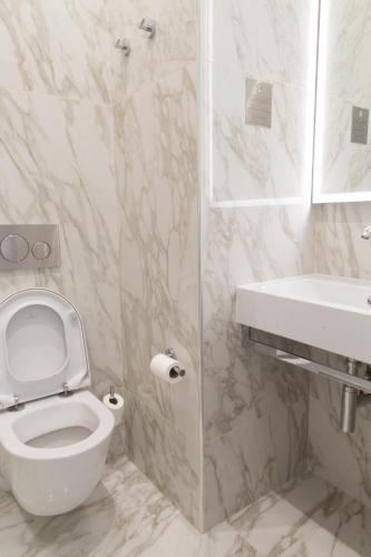 Suite del hotel AU COEUR DU MARAIS. Foto 9