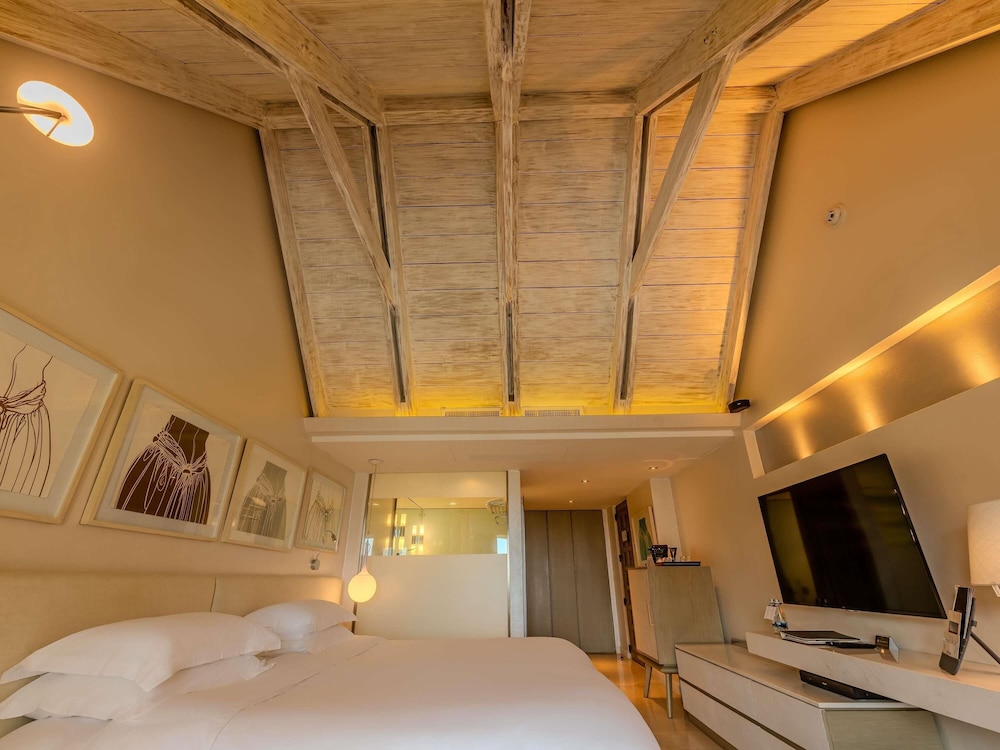 HABITACIÓN DELUXE en planta alta con 1 cama king size, balcón con vistas al mar y mayordomo del hotel Sofitel Legend Santa Clara Cartagena