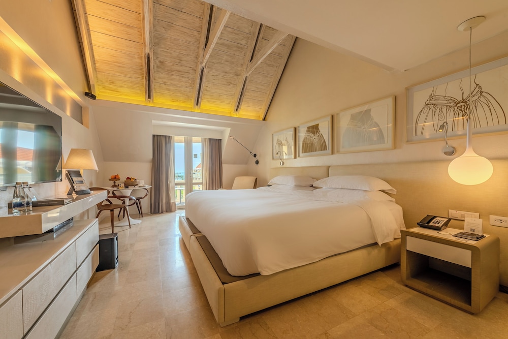 HABITACIÓN DELUXE en planta alta con 1 cama king size, balcón con vistas al mar y mayordomo del hotel Sofitel Legend Santa Clara Cartagena. Foto 1