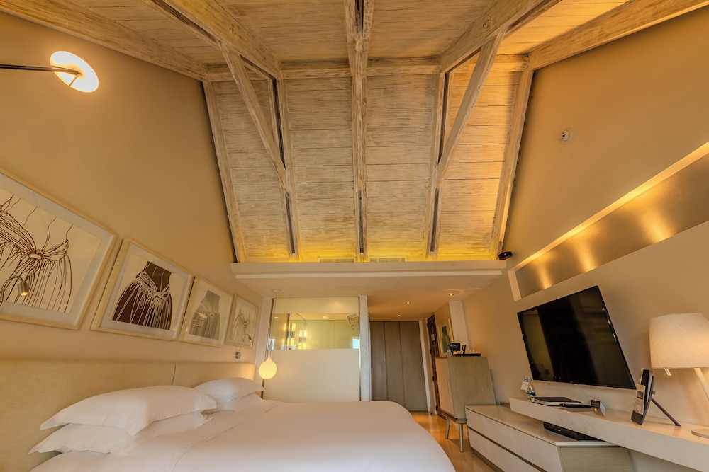 HABITACIÓN DELUXE en planta alta con 1 cama king size, balcón con vistas al mar y mayordomo del hotel Sofitel Legend Santa Clara Cartagena. Foto 2