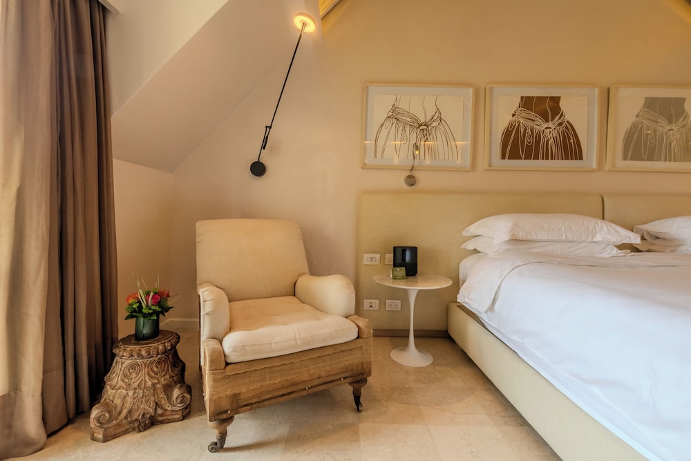 HABITACIÓN DELUXE en planta alta con 1 cama king size, balcón con vistas al mar y mayordomo del hotel Sofitel Legend Santa Clara Cartagena. Foto 4