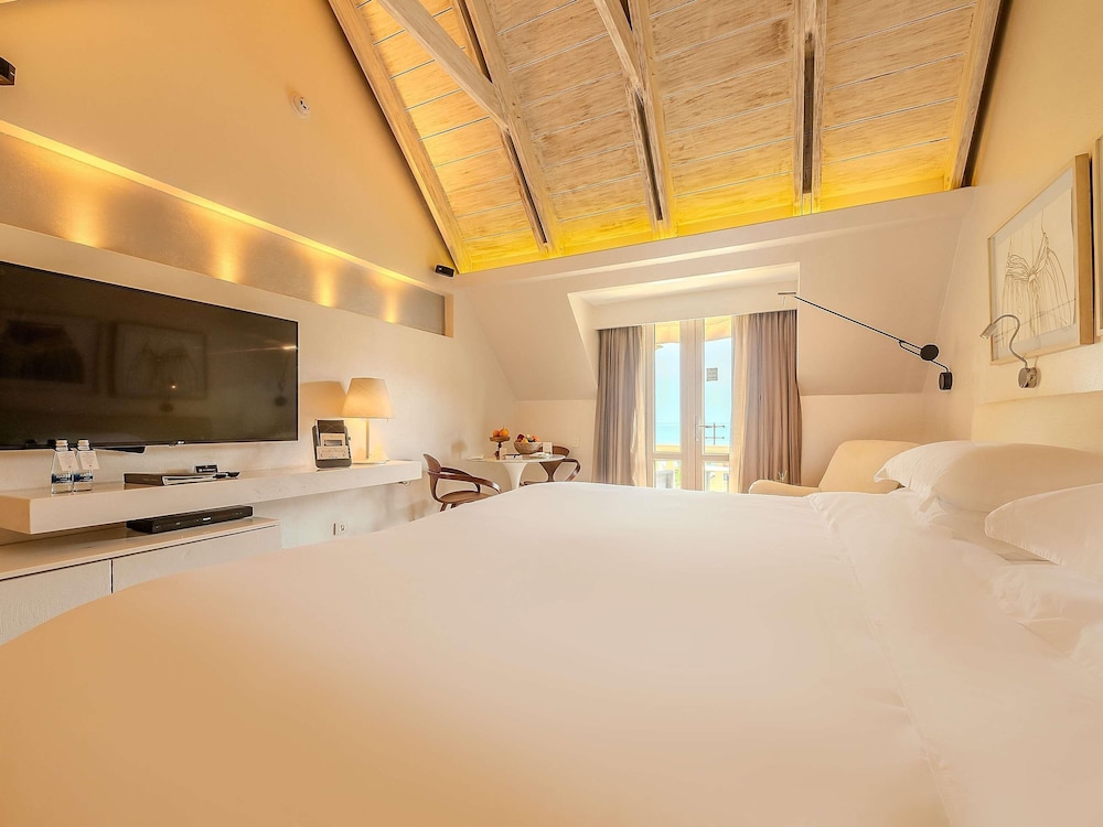 HABITACIÓN DELUXE en planta alta con 1 cama king size, balcón con vistas al mar y mayordomo del hotel Sofitel Legend Santa Clara Cartagena. Foto 5