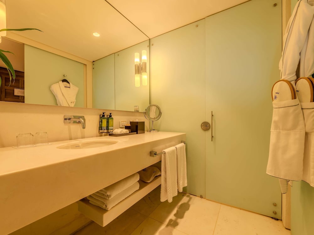 HABITACIÓN DELUXE en planta alta con 1 cama king size, balcón con vistas al mar y mayordomo del hotel Sofitel Legend Santa Clara Cartagena. Foto 8