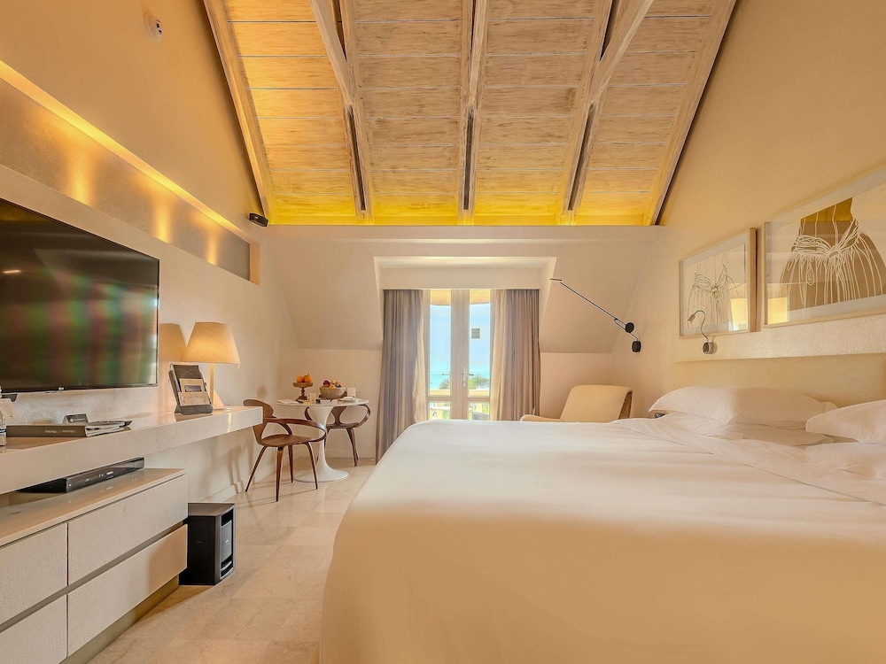 HABITACIÓN DELUXE en planta alta con 1 cama king size, balcón con vistas al mar y mayordomo del hotel Sofitel Legend Santa Clara Cartagena. Foto 10