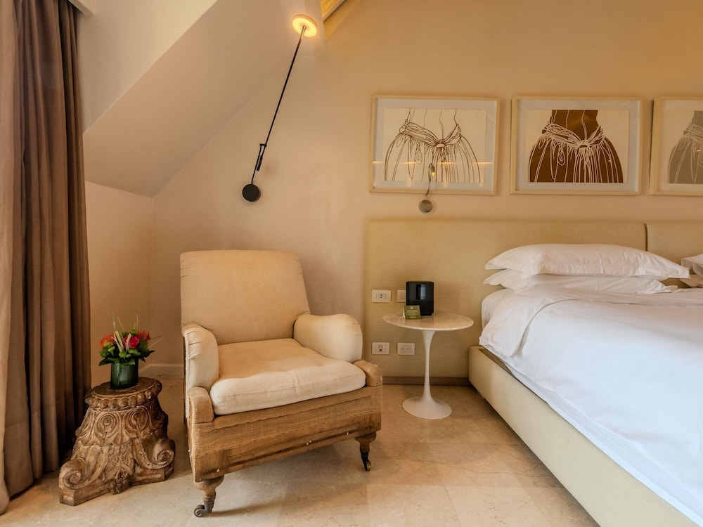 HABITACIÓN DELUXE en planta alta con 1 cama king size, balcón con vistas al mar y mayordomo del hotel Sofitel Legend Santa Clara Cartagena. Foto 11