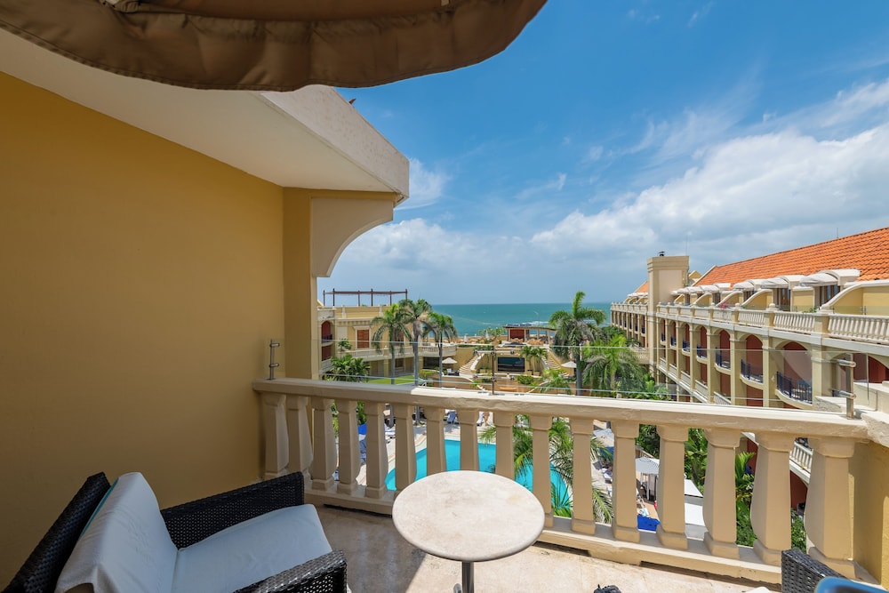 HABITACIÓN DELUXE en planta alta con 1 cama king size, balcón con vistas al mar y mayordomo del hotel Sofitel Legend Santa Clara Cartagena. Foto 14