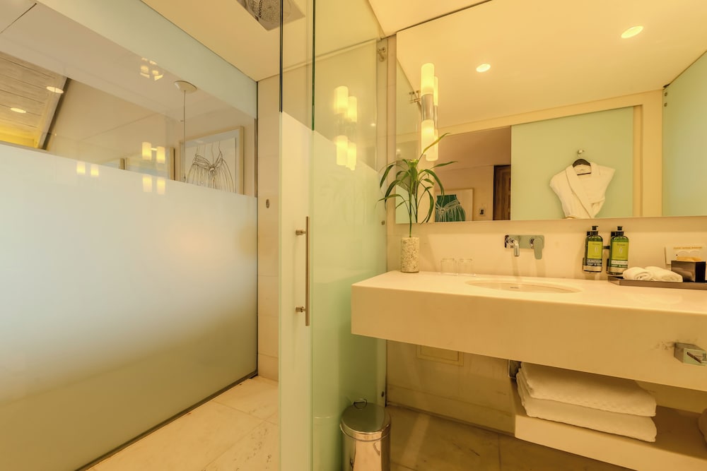 HABITACIÓN DELUXE en planta alta con 1 cama king size, balcón con vistas al mar y mayordomo del hotel Sofitel Legend Santa Clara Cartagena. Foto 15