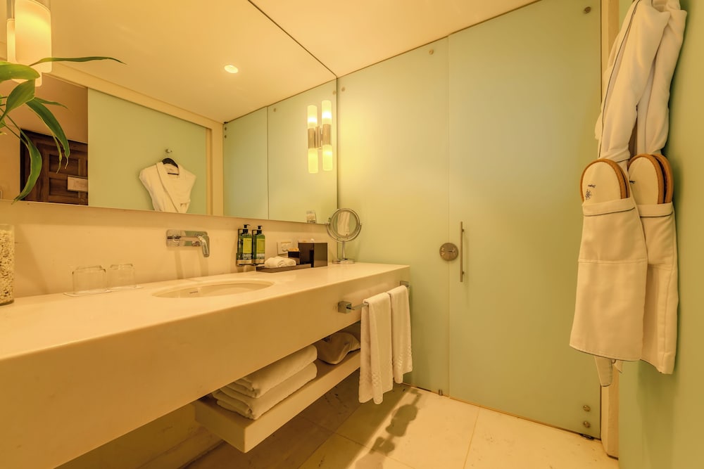 HABITACIÓN DELUXE en planta alta con 1 cama king size, balcón con vistas al mar y mayordomo del hotel Sofitel Legend Santa Clara Cartagena. Foto 16