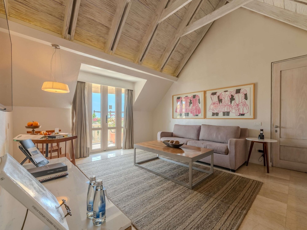 SUITE JUNIOR en planta alta con cama king size, salón, balcón con vistas al mar y mayordomo del hotel Sofitel Legend Santa Clara Cartagena