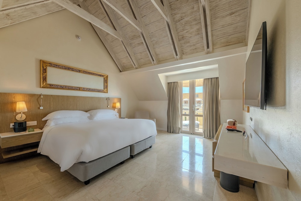SUITE JUNIOR en planta alta con cama king size, salón, balcón con vistas al mar y mayordomo del hotel Sofitel Legend Santa Clara Cartagena. Foto 1