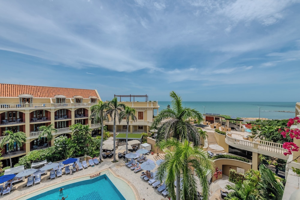 SUITE JUNIOR en planta alta con cama king size, salón, balcón con vistas al mar y mayordomo del hotel Sofitel Legend Santa Clara Cartagena. Foto 2