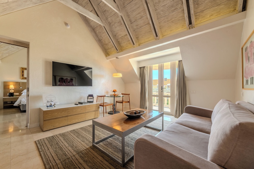 SUITE JUNIOR en planta alta con cama king size, salón, balcón con vistas al mar y mayordomo del hotel Sofitel Legend Santa Clara Cartagena. Foto 3