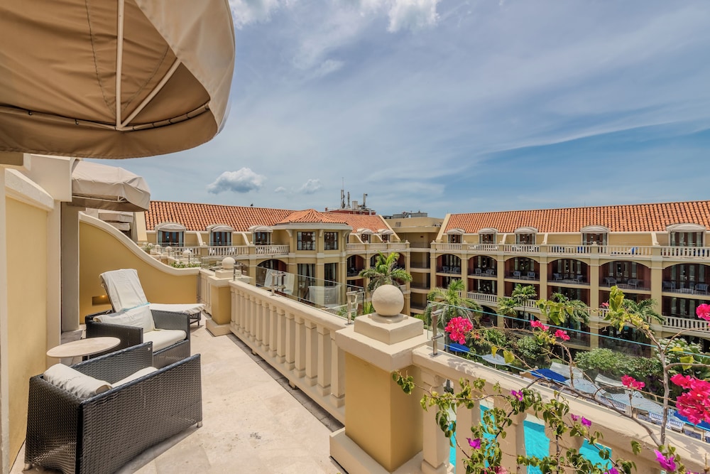SUITE JUNIOR en planta alta con cama king size, salón, balcón con vistas al mar y mayordomo del hotel Sofitel Legend Santa Clara Cartagena. Foto 4