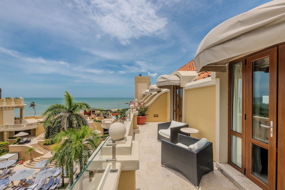 SUITE JUNIOR en planta alta con cama king size, salón, balcón con vistas al mar y mayordomo del hotel Sofitel Legend Santa Clara Cartagena. Foto 5